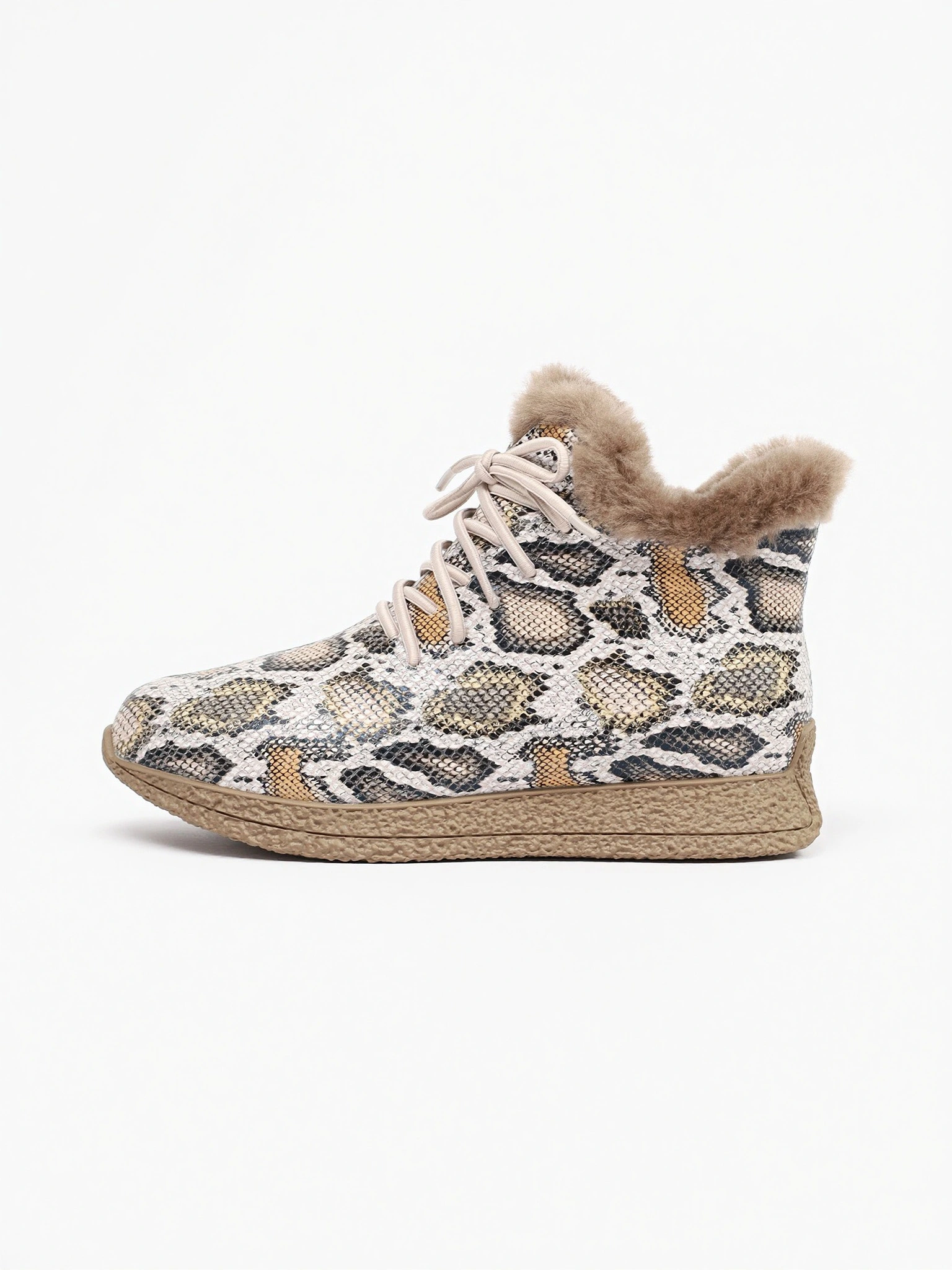 Ботинки с принтом под рептилию на низкой подошве